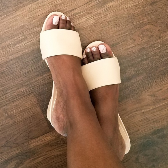 New! Nude Slides Unique Wood Grain Low Heel Sandal - Picture 2 of 5